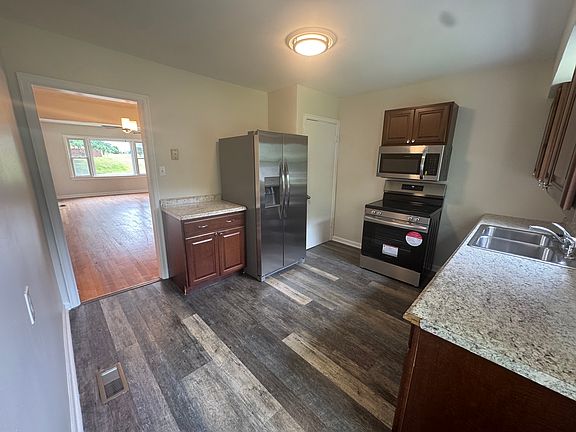 5th image of 1738 Courtney Ave