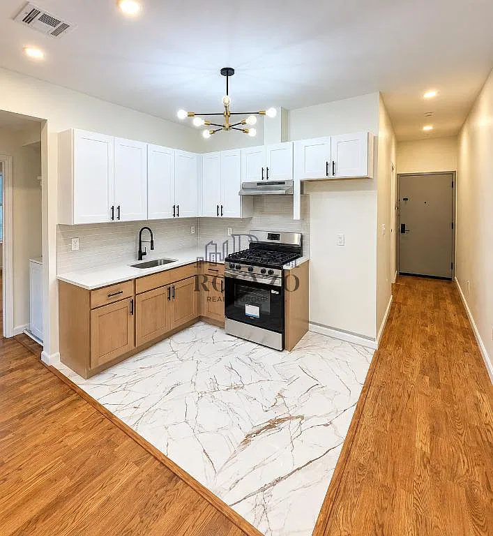 4 bed, 900 sqft, $2,975 — Photo 1