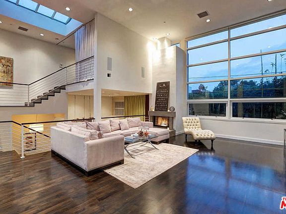 4th image of 704 Huntley Dr #102