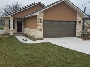 916 East St, Floresville, TX 78114