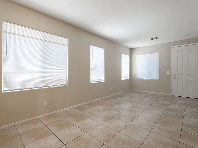 944 Saffex Rose Ave — Photo 4