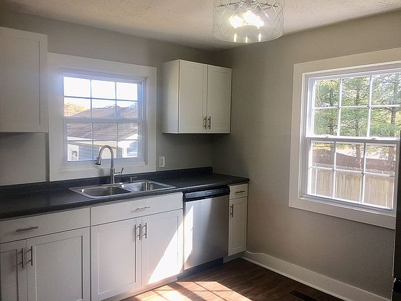 3rd image of 1306 Henry Dr
