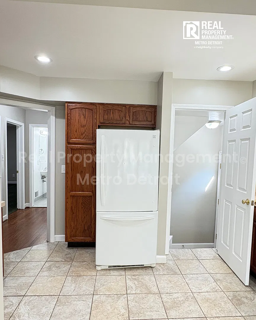 3-Bedroom Berkley Home with Upstairs Primary Suite & Fenced Yard — Photo 4
