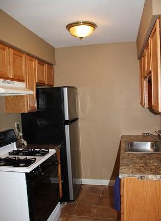 5th image of 2407 W Broadway Ave