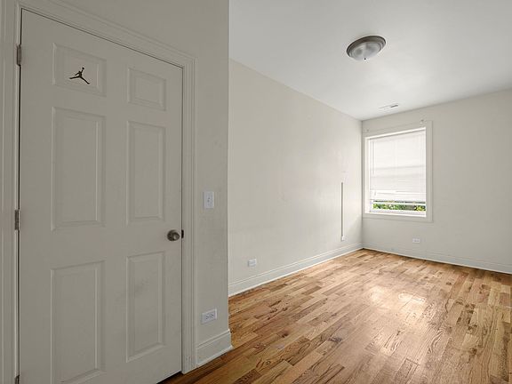 4th image of 1541 S Hamlin Ave