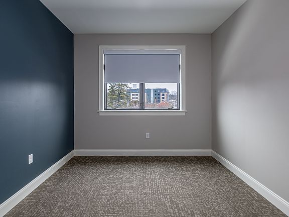 4th image of 920 Farmington Ave #405