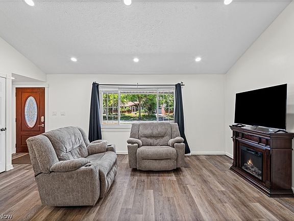 5th image of 1253 Golden Gate Blvd