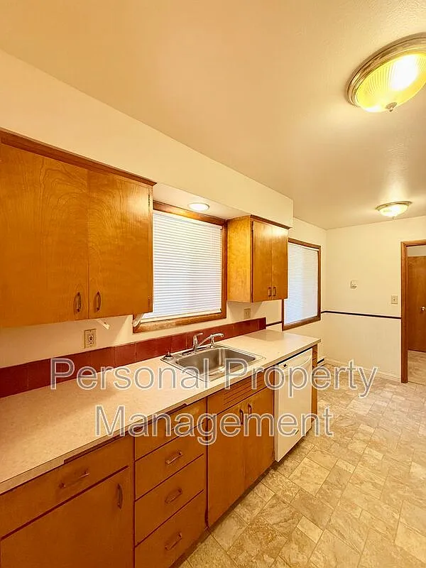3 bed, 2.0 bath, 1760 sqft, $2,395 — Photo 4