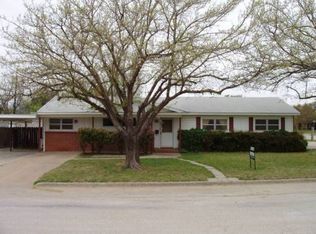205 N Jackson St, Henrietta, TX 76365