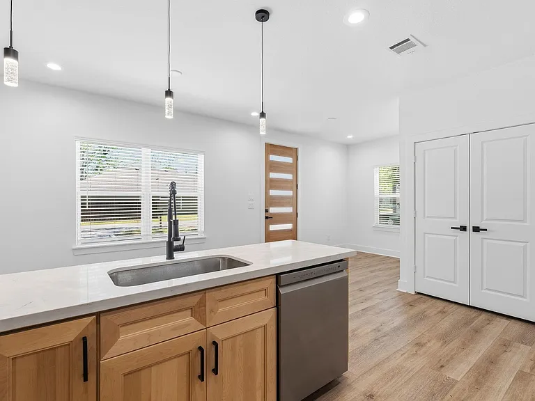 8805 Parkway Dr — Photo 9