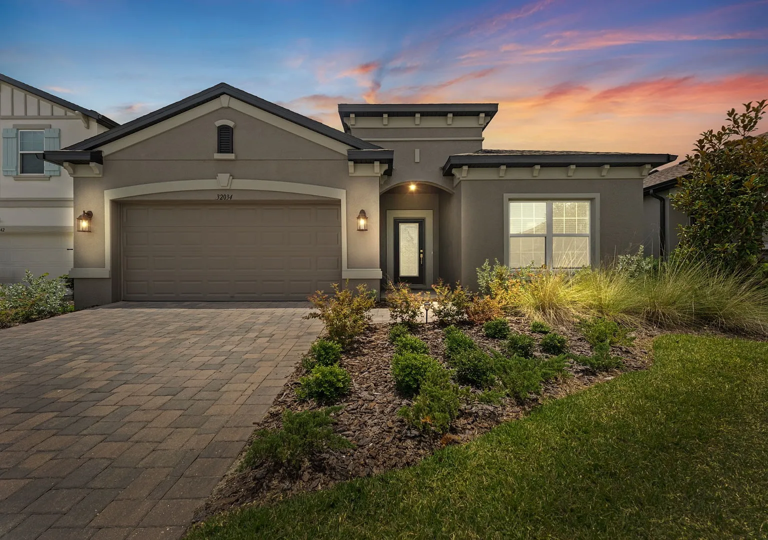 Absolutely stunning and practically brand-new 4 BR+ flex room(office)/3 BA/2-car garage executive... — Photo 1