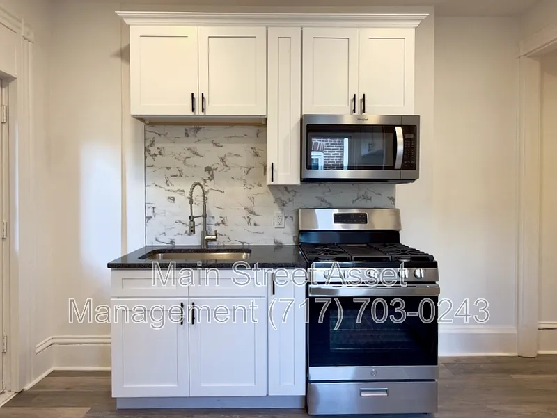 3 bed, 1.0 bath, $2,200 — Photo 2