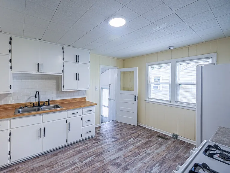 2232 E Riverside Dr — Photo 5