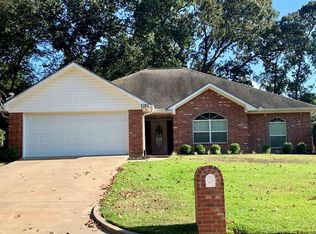 302 Shadow Wood Dr, Palestine, TX 75801
