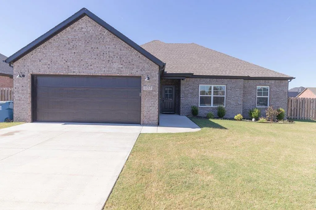 4 bed, 1910 sqft, $2,100 — Photo 1