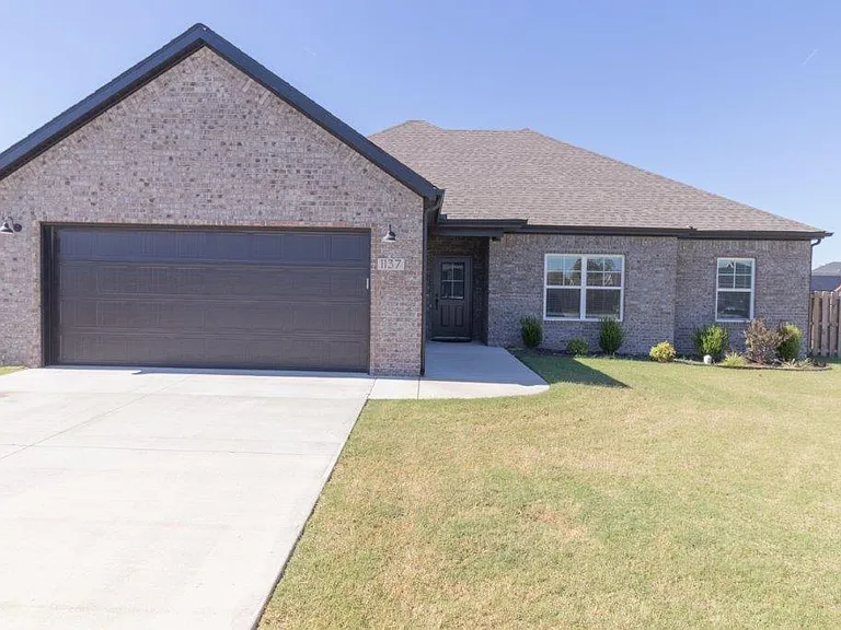 1137 Laux Ln — Photo 1
