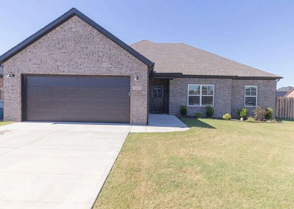 1137 Laux Ln
