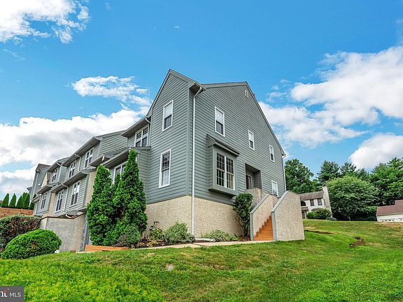 3rd image of 142 Knollwood Ct