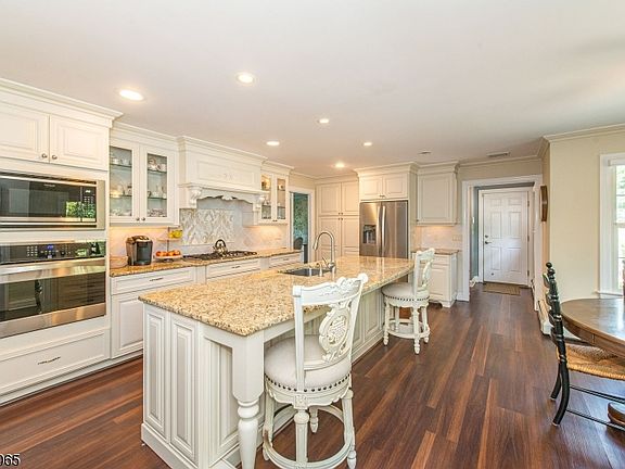 5th image of 28 Lafayette Ln