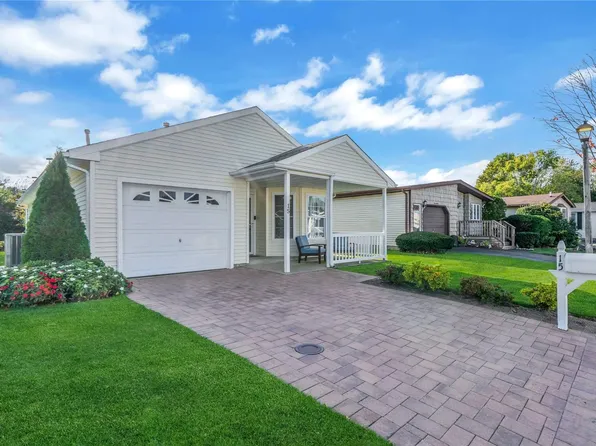 15 Dogwood Lane #15, Manorville, NY 11949
