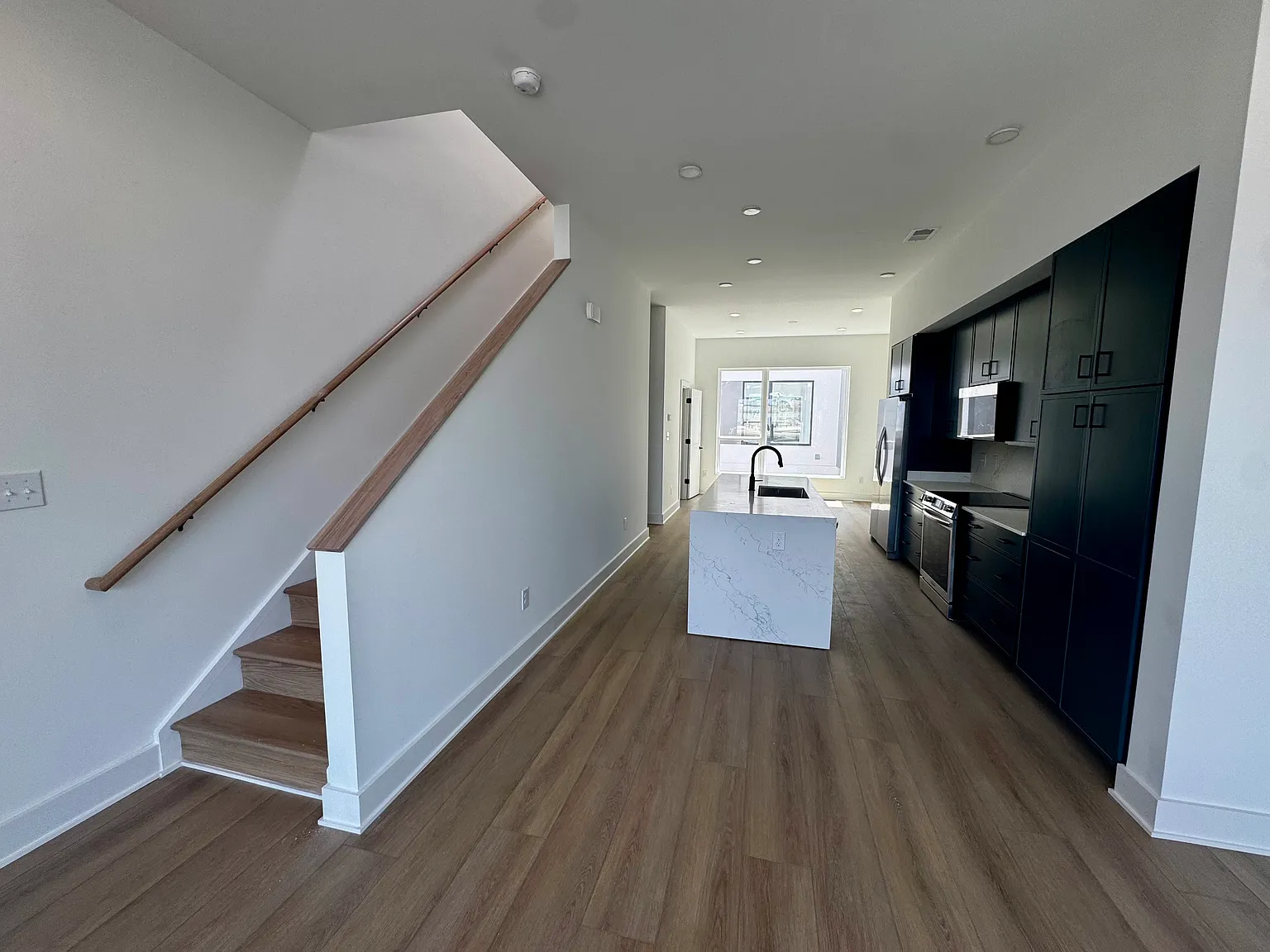 3 bed, 3.5 bath, 1662 sqft, $3,250 — Photo 4