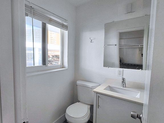 4th image of 412 Sunset Dr #10