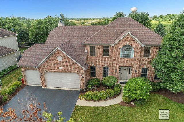 Welcome Home to Gates Creek West!  Attractive quaint neighborhood tucked away with easy access to sh