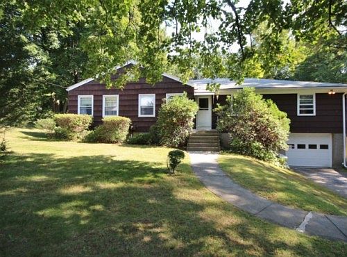 3rd image of 6 Piping Rock Dr