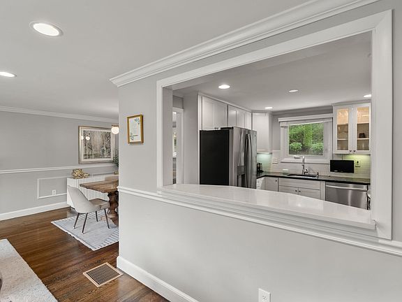 5th image of 150 Woodbine Cir