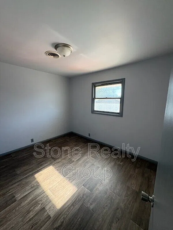 2 bed, 1.0 bath, 720 sqft, $700 — Photo 4