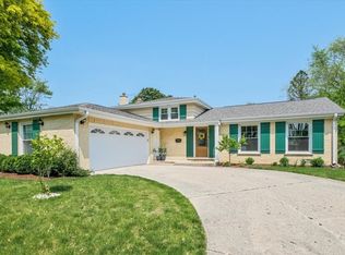 2245 Strawberry Ln, Glenview, IL 60026