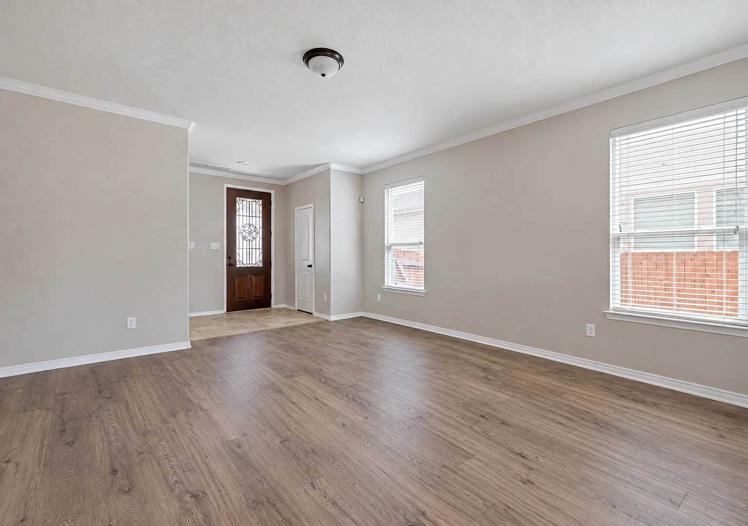 Like New in Georgetown! Spacious 3-Bedroom Home with Large Backyard — Photo 4