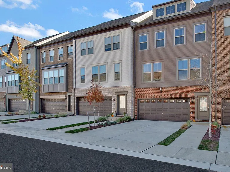 130 Capital Ct — Photo 2