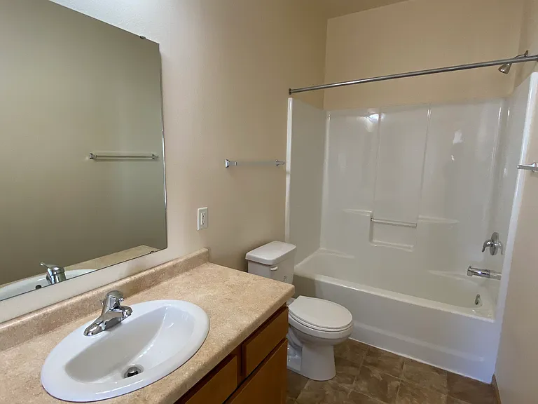 Amber Pointe Apartments — Photo 8