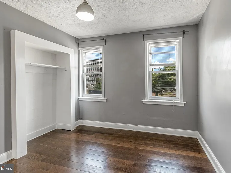 2564 Collins St — Photo 15