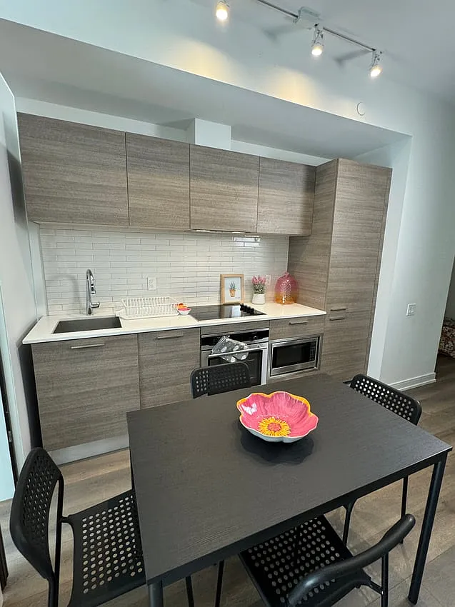 Deluxe Room - Yonge Street & Gloucester Street — Photo 4
