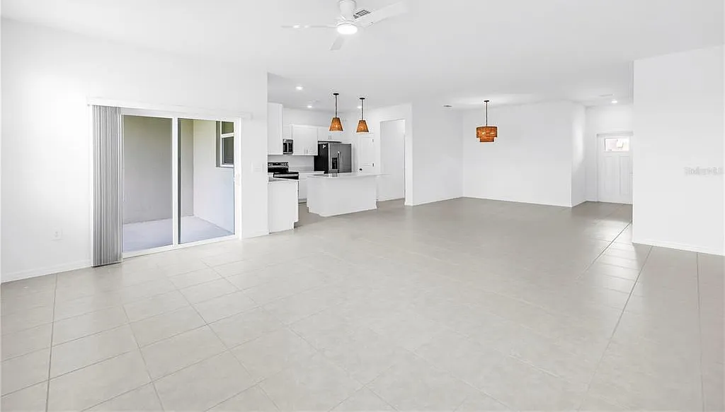 4 bed, 2.5 bath, 2458 sqft, $2,800 — Photo 2