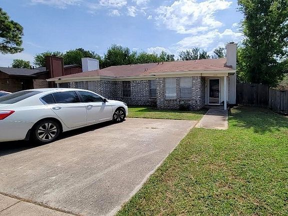 2nd image of 120 Oakwood Ln