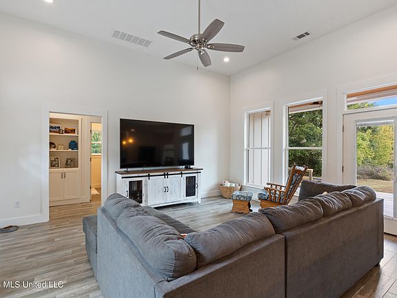 4th image of 2989 Brownlee Rd