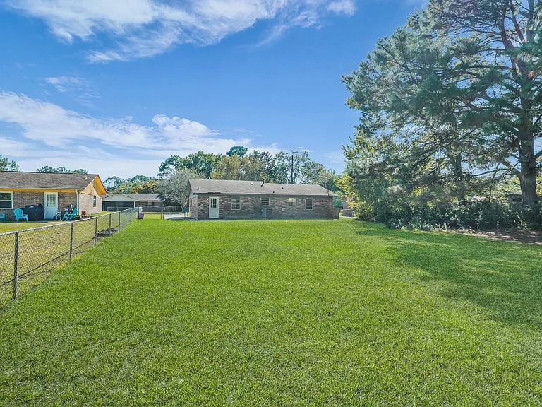 234 Deerwood Dr — Photo 2