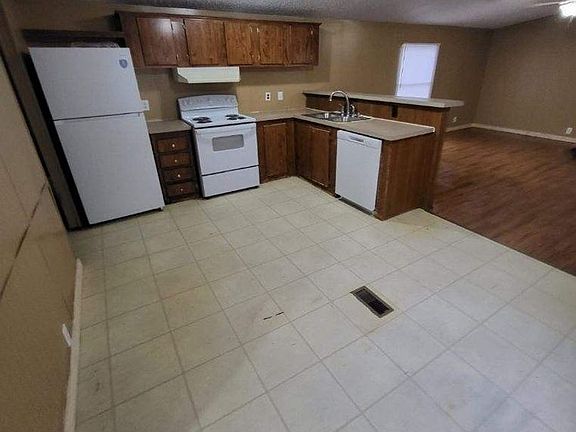3rd image of 1891 N Main St #127