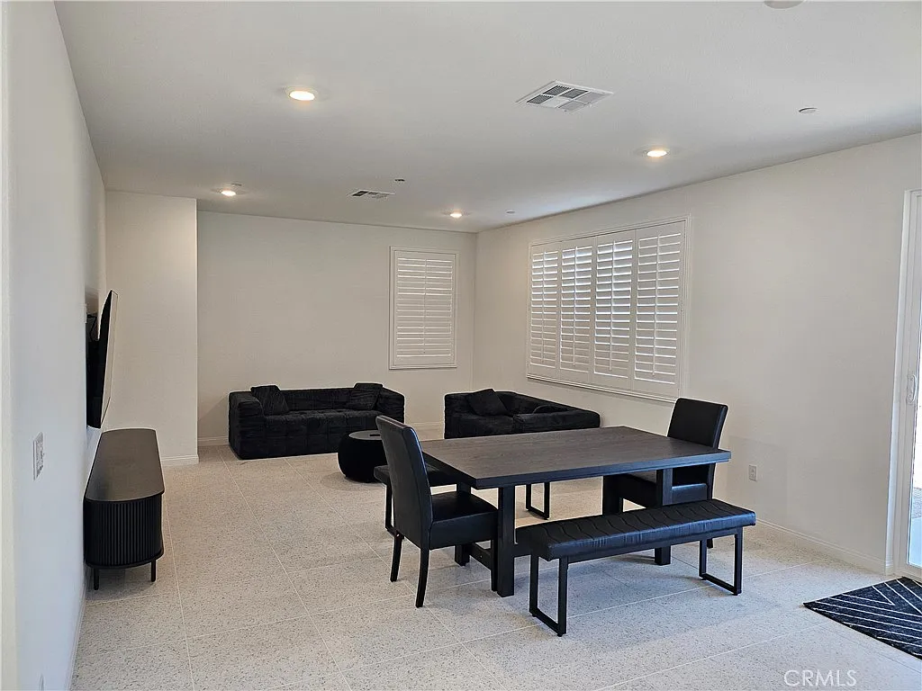 4 bed, 2594 sqft, $4,000 — Photo 2