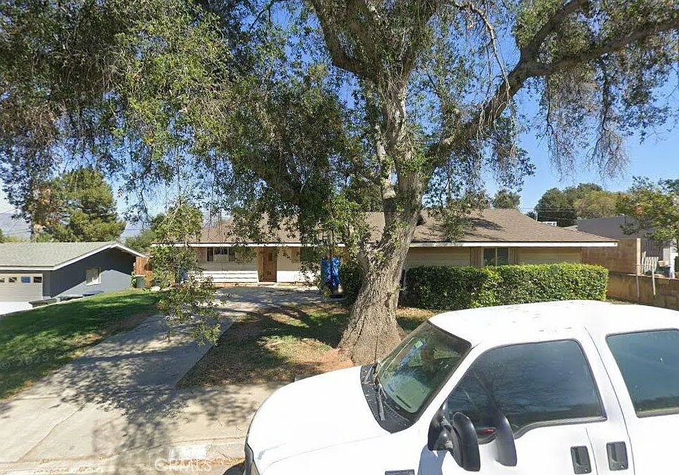 1st image of 611 Iris St