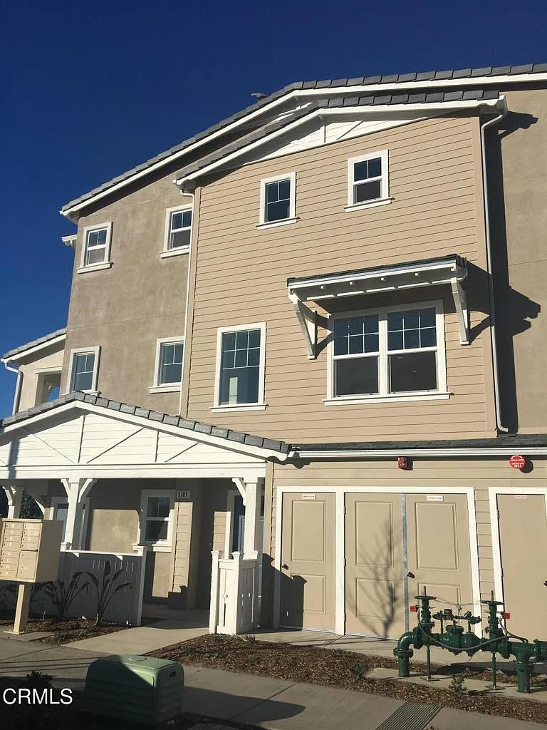 4 bed, 3.5 bath, 2207 sqft, $3,950 — Photo 1