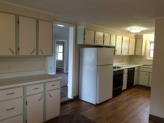 Kitchen - ample cabinets