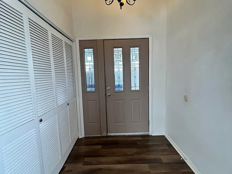 329 E Ambassador Dr — Photo 5