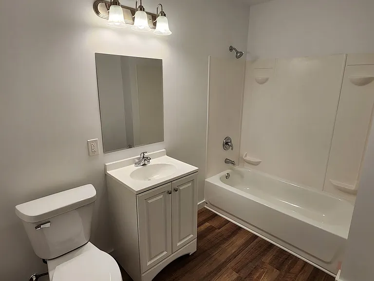 2320 Howe St — Photo 7