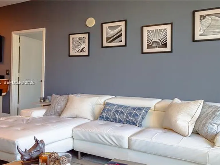 1111 SW 1st Ave #Penthouse 3822 — Photo 4