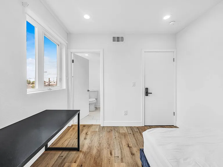 1543 W 37th Pl — Photo 14
