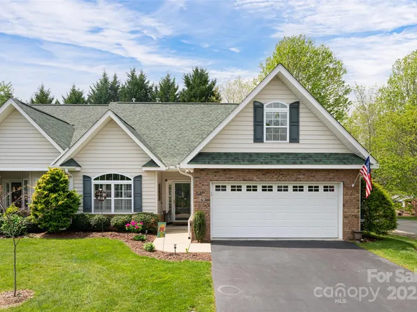 26 Victoria Park Dr, Hendersonville, NC 28792